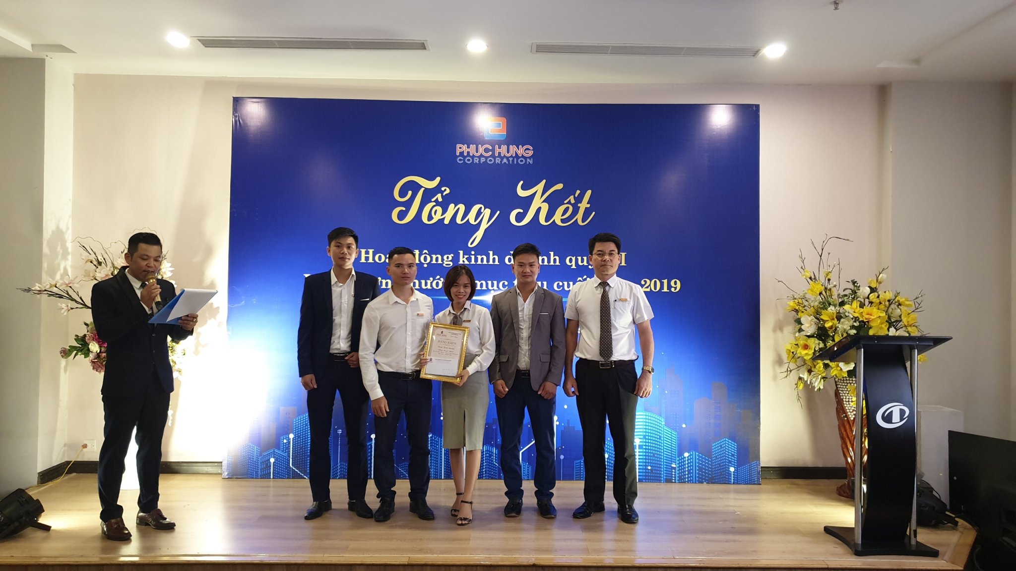 Ông Đinh Xuân Thành – Phó Tổng Giám đốc Phục Hưng Corp trao thưởng cho Nhóm làm việc nhiệt huyết nhất Quý III/2019