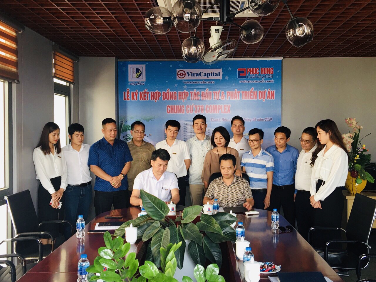 Ông Phan Tùng Tuyên – Giám đốc Công ty 379 (bên phải) Cùng Ông Đinh Xuân Thành – PhóTổng Giám Đốc Phục Hưng Corp kiêm Giám đốc ViraCapital ký hợp đồng hợp tác đầu tư