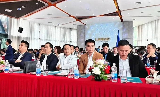 Phục Hưng Corporation là đơn vị đồng hành phát triển dự án Sao Mai Residence Thanh Hóa. Ông Nguyễn Hữu Huy – Chủ tịch Hội đồng quản trị Tập đoàn Phục Hưng (áo vàng) – tham dự lễ kick-off dự án.