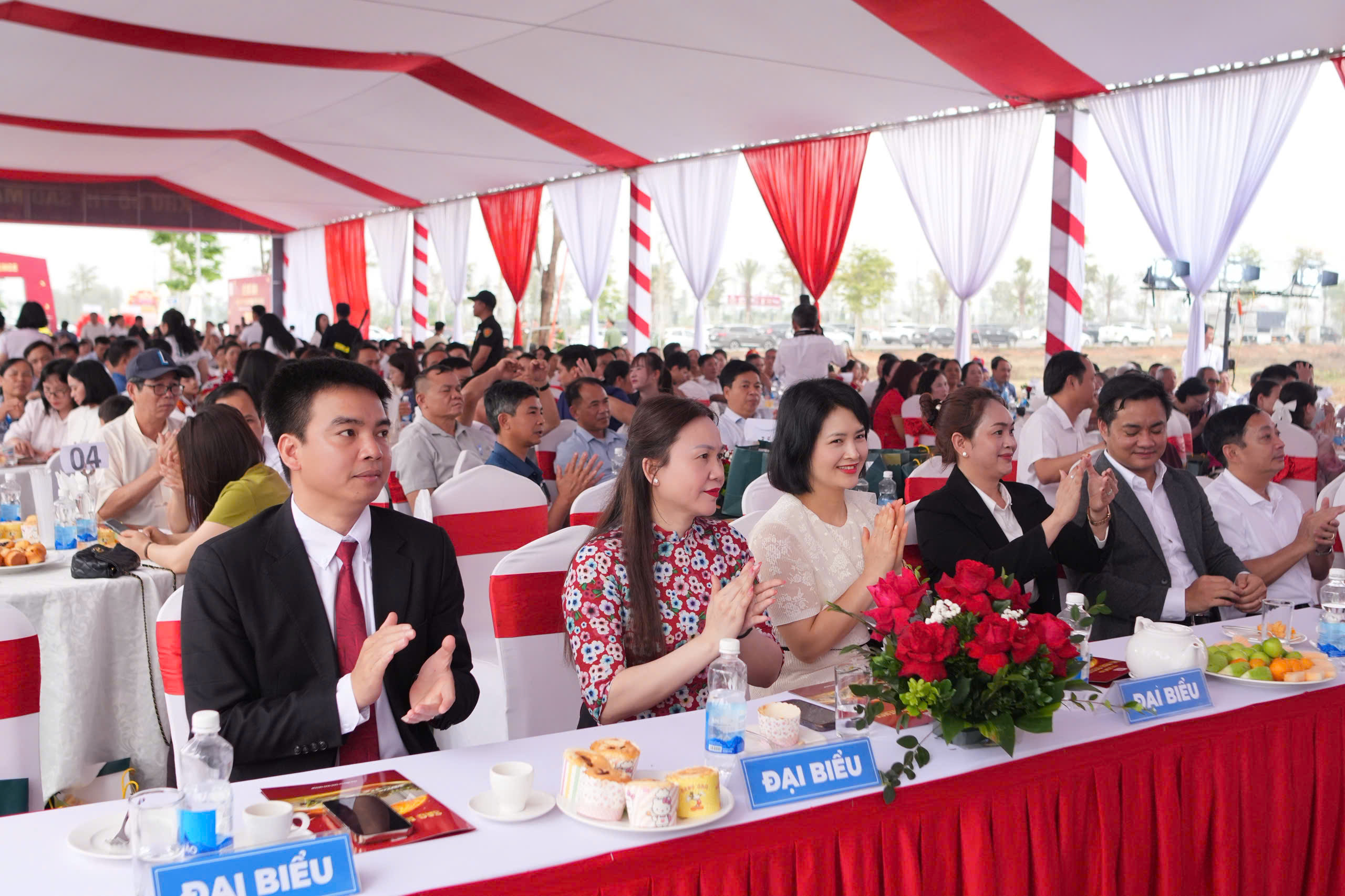 Ông Nguyễn Hữu Huy (bên trái), Chủ tịch Hội đồng Quản trị Tập đoàn Phục Hưng, với vai trò là đối tác chiến lược và đơn vị phân phối chính thức, đã tham gia buổi mở bán giai đoạn 1 dự án Khu đô thị Sao Mai Lam Sơn – Sao Vàng (Sao Mai Residence). Sự kiện được tổ chức tại thực địa dự án, thuộc xã Sao Vàng, tỉnh Thanh Hóa, vào ngày 29/3/2026.